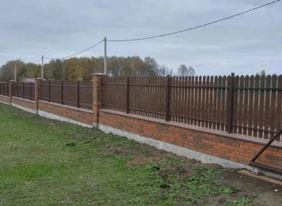 Забор из штакетника на ленточном фундаменте невысокий