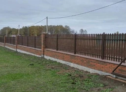 Забор из штакетника на ленточном фундаменте невысокий